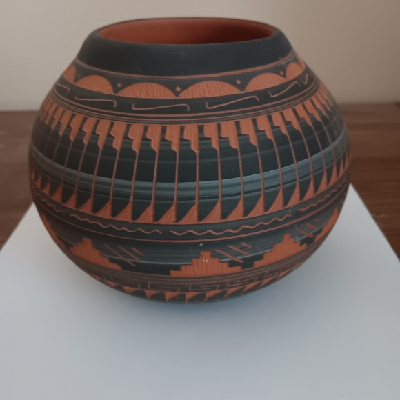 Vintage Handmade Navajo pottery - Picture 2 of 7